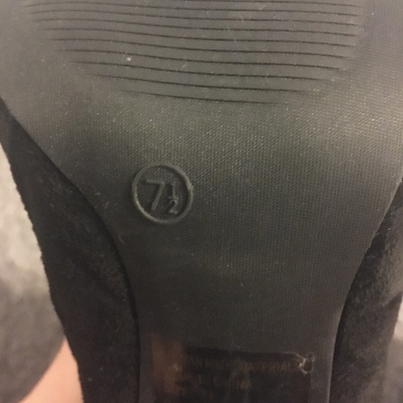 7 1/2 black booties with rose embroidery - Picture 3 of 3